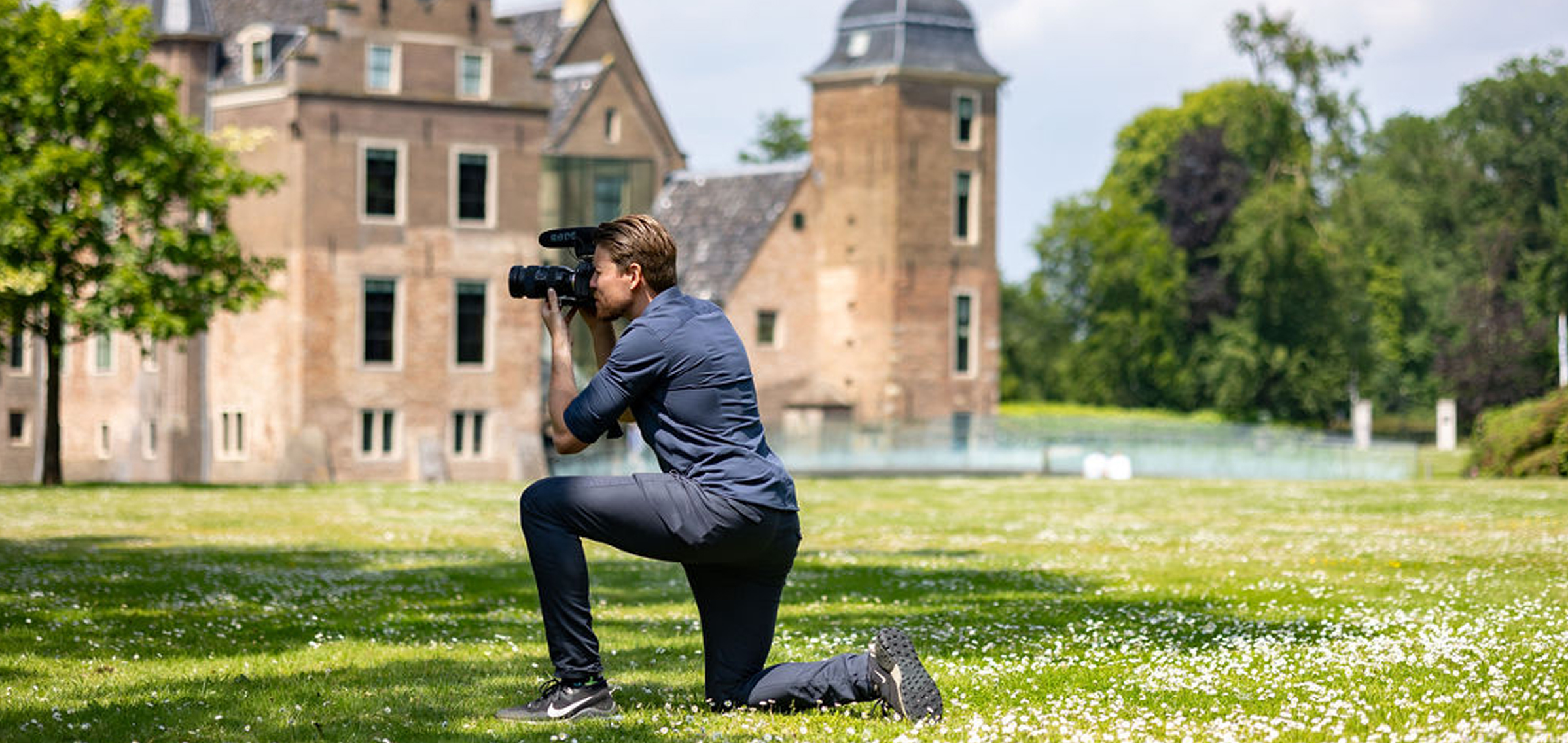 Bruiloftvideograaf in actie op een bruiloft